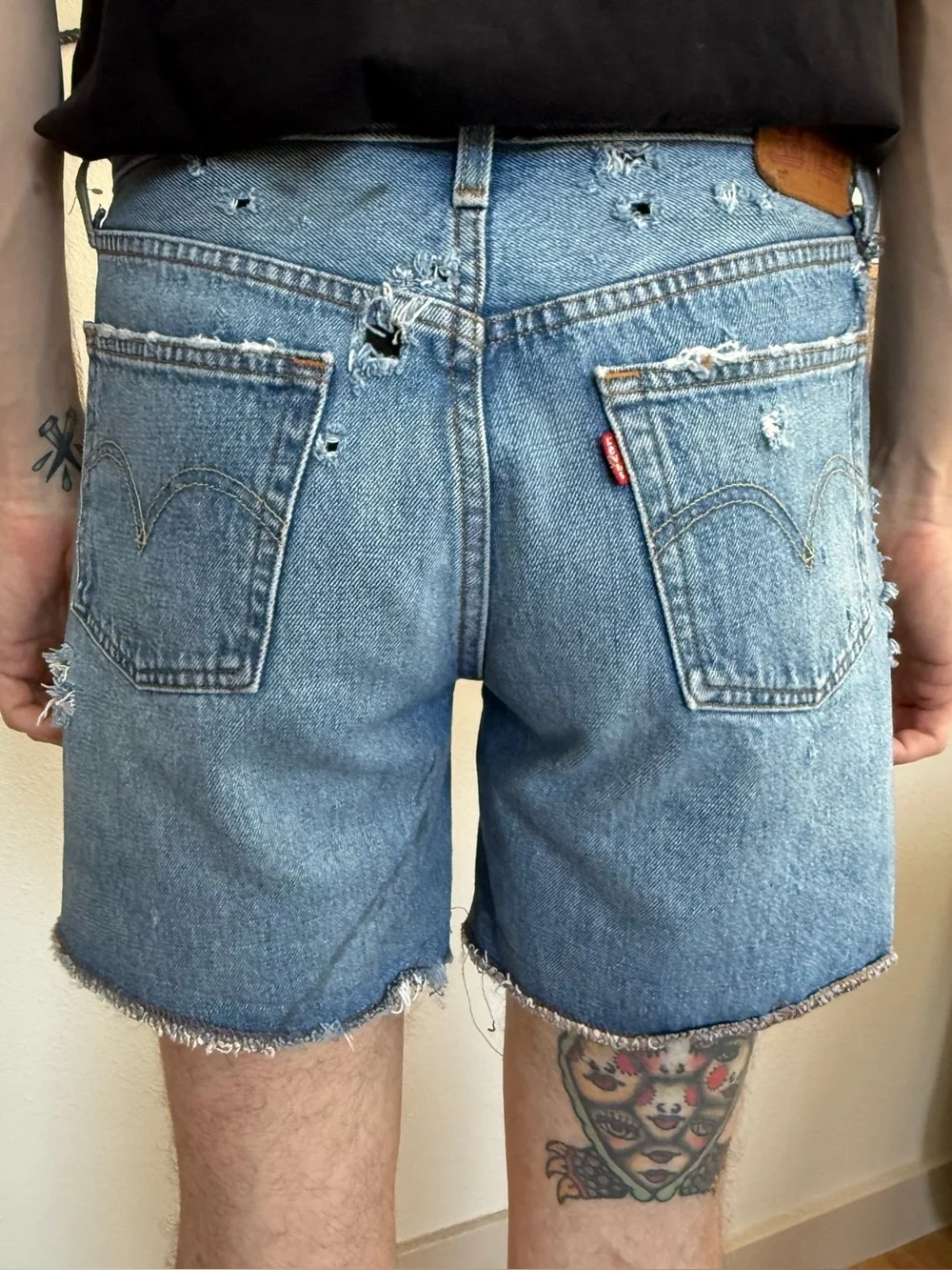 Levis 501 Distressed Cutoffs Denim Shorts ~ Size 31